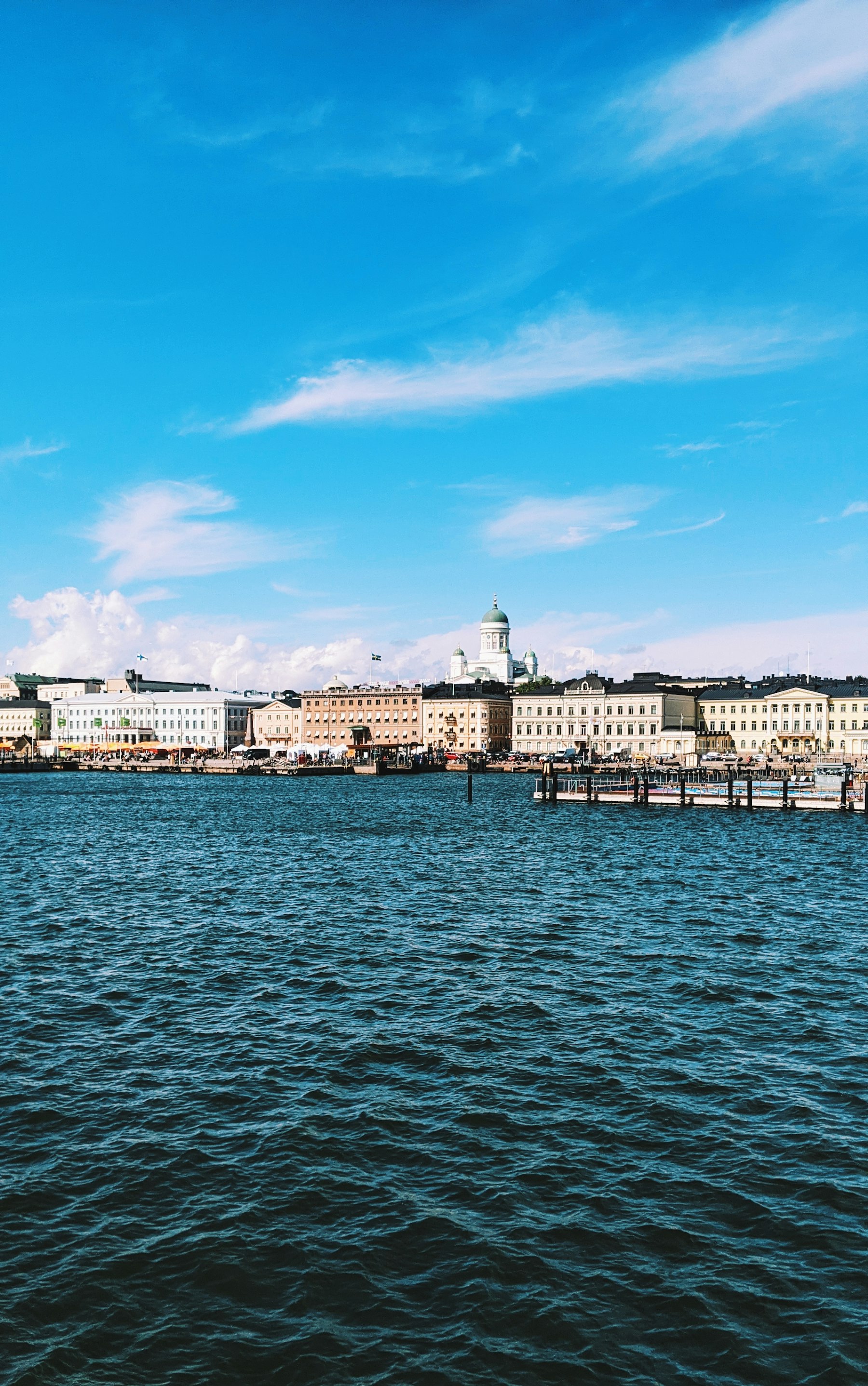Näkymä Helsingin rantaan aurinkoisena päivänä